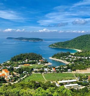 ostrov uprostřed vodní plochy