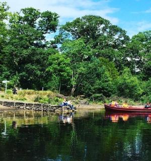 一群人坐在水上的红船上