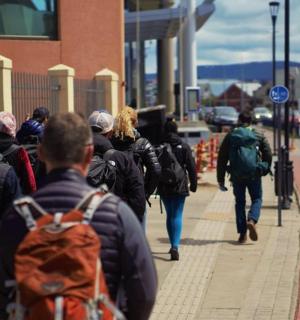 一群人在人行道上行走