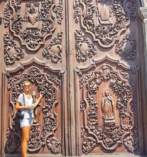 一名男子站在木门前