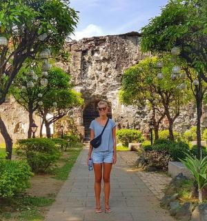 一位女士站在花园小路上