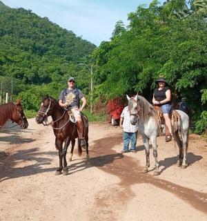 eine Gruppe von Menschen reitet auf einem Feldweg