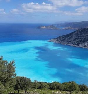 vaizdas iš oro į paplūdimį su mėlynu vandeniu