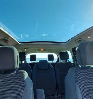 汽车后座的后视图