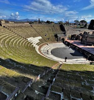 一座空荡荡的圆形剧场，里面有一列火车