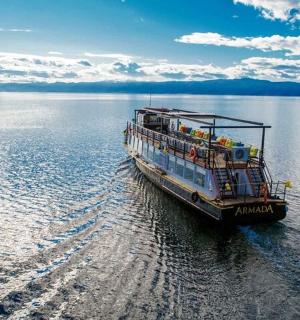 大片水域上的渡船