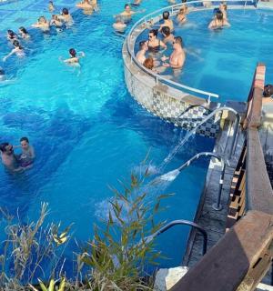 een groep mensen die in een zwembad zwemmen