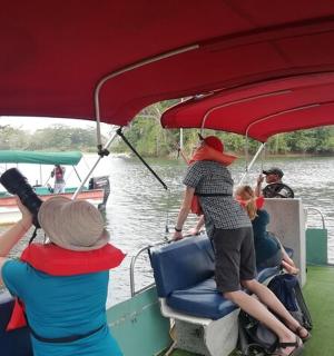 河上船上的一群人