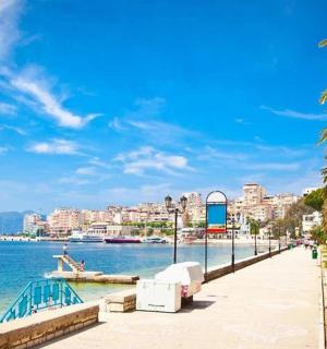 ulice s palmami vedle vodní plochy