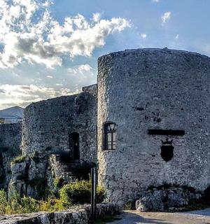 一座古老的石头建筑，上面有一张脸