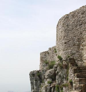 山上有一堵带楼梯的石墙