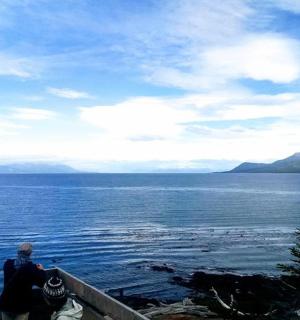 一群人眺望一片水域