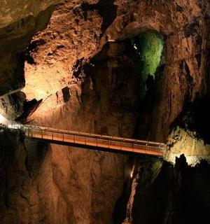山洞里的隧道，里面有一座桥