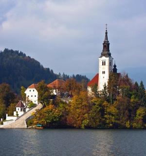 kostel na ostrově uprostřed jezera