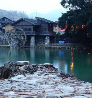 řeka s velkým kolem uprostřed