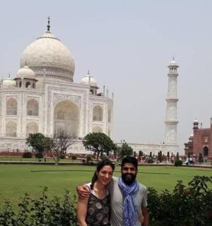 muž a žena stojící před budovou