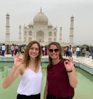 Dvě ženy stojící před Tádž Mahalem