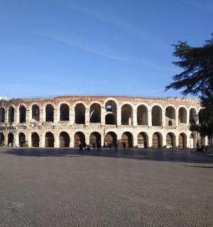 一座大型露天剧场，人们在建筑物前行走