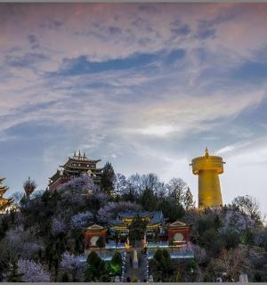 山上的黄色灯塔,背景是建筑物