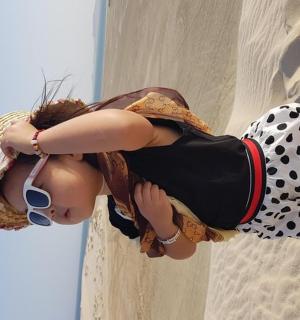 лутка се наслања на зид