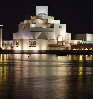 budova v noci s vodou před ní