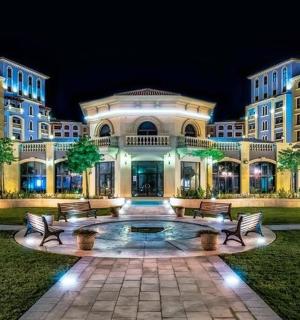 velká budova s lavičkami před ní v noci