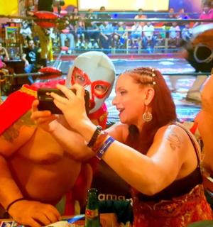 muž fotí ženu s rouškou