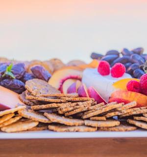 一盘不同类型的小吃和水果