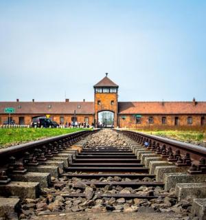 建筑物前的空火车轨道