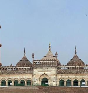 一座有两座塔楼的大楼