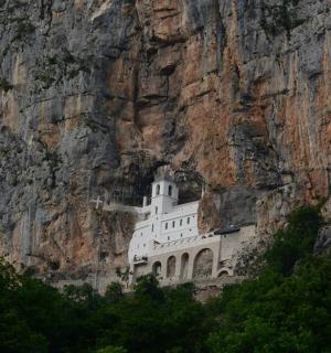 山边的一栋白色建筑