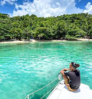 一名男子坐在水中的船头