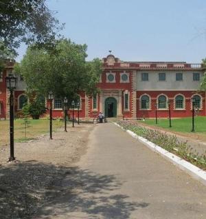 一栋前面有小路的大型红砖建筑