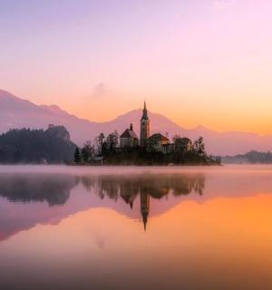 ostrov uprostřed jezera při západu slunce