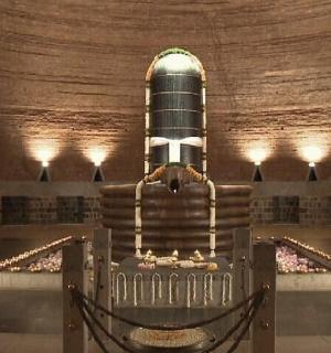 一间大房间，顶上有一枚火箭