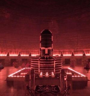 一个有红灯舞台的大型竞技场