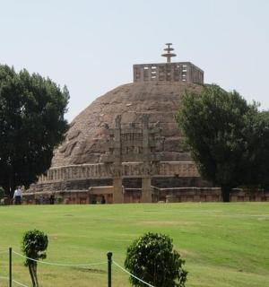 一座巨大的金字塔，顶部有十字架