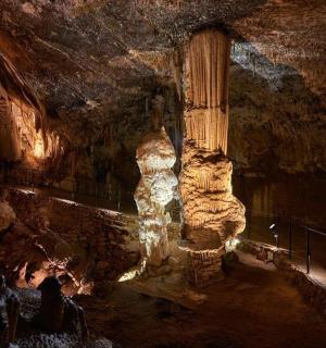 jeskyně se skalním sloupem v jeskyni