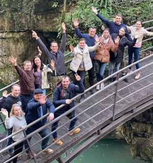 一群人站在桥上