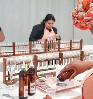 žena fotí stůl s lahvemi vína