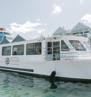 en hvid båd fortøjet i vandet ved siden af huse