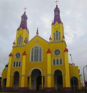 一座黄色的教堂,顶部有两座塔楼