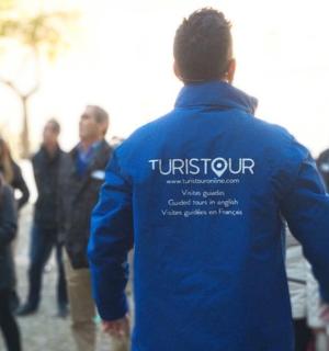 一名男子身穿蓝色夹克，上面写着“tunneau”