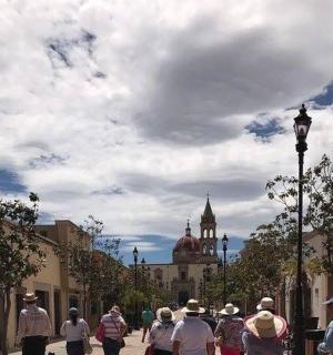 grupp inimesi, kes kõnnivad mööda linnatänavat