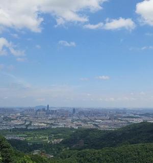 ein Blick auf eine Stadt von der Spitze eines Hügels