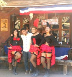 bir bankta oturan dört kadından oluşan bir grup