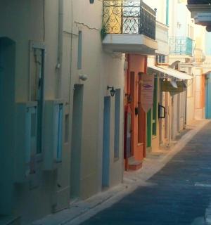 úzká ulička s pestrobarevnými budovami a balkonem