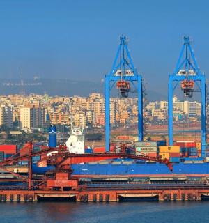 一群起重机在港口与城市