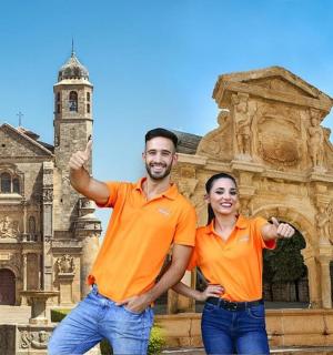 一名男子和一名女子站在一栋建筑物前