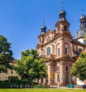 ein altes Gebäude mit zwei Kuppeln darauf